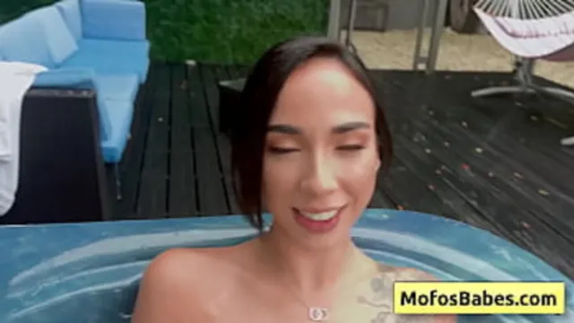 The voluptuous Latina babe in sassy pink undies slurps substantial cock🌭 in the steamy spa pool