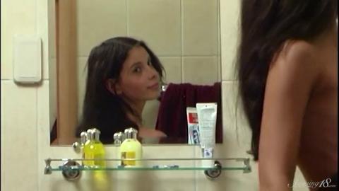 Teenie tramp Anoushka splashes and squirts in tub solo delight!