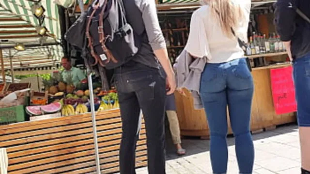 curvy blonde with big round butt🍑