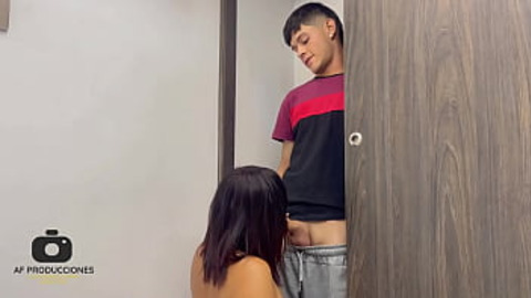 偷窥熟母沐浴，抚摸她的大胸高潮。HL