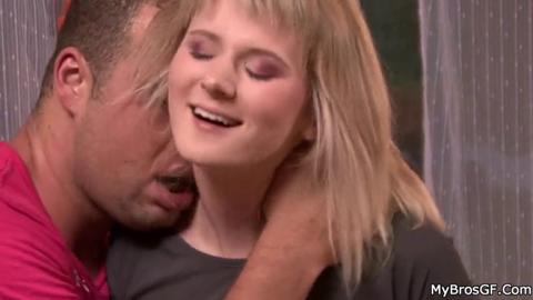 Blonde teen gets ravaged by her pervy boyfriend's homie's thick cock🌭