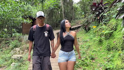 Me aprovecho de la necesidad de joven linda de ayudar a su novio para follarla duro y venirmele adentro.