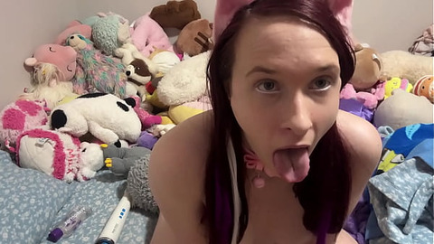 teen posing and showing her ass