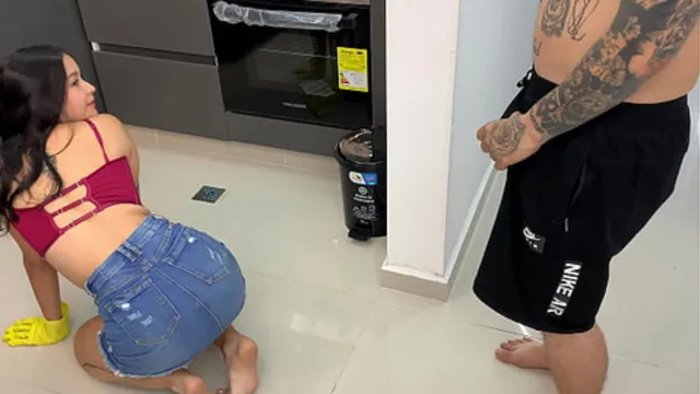 Taking Advantage When My girlfriend′s Maid Cleans: Hard Fuck Session